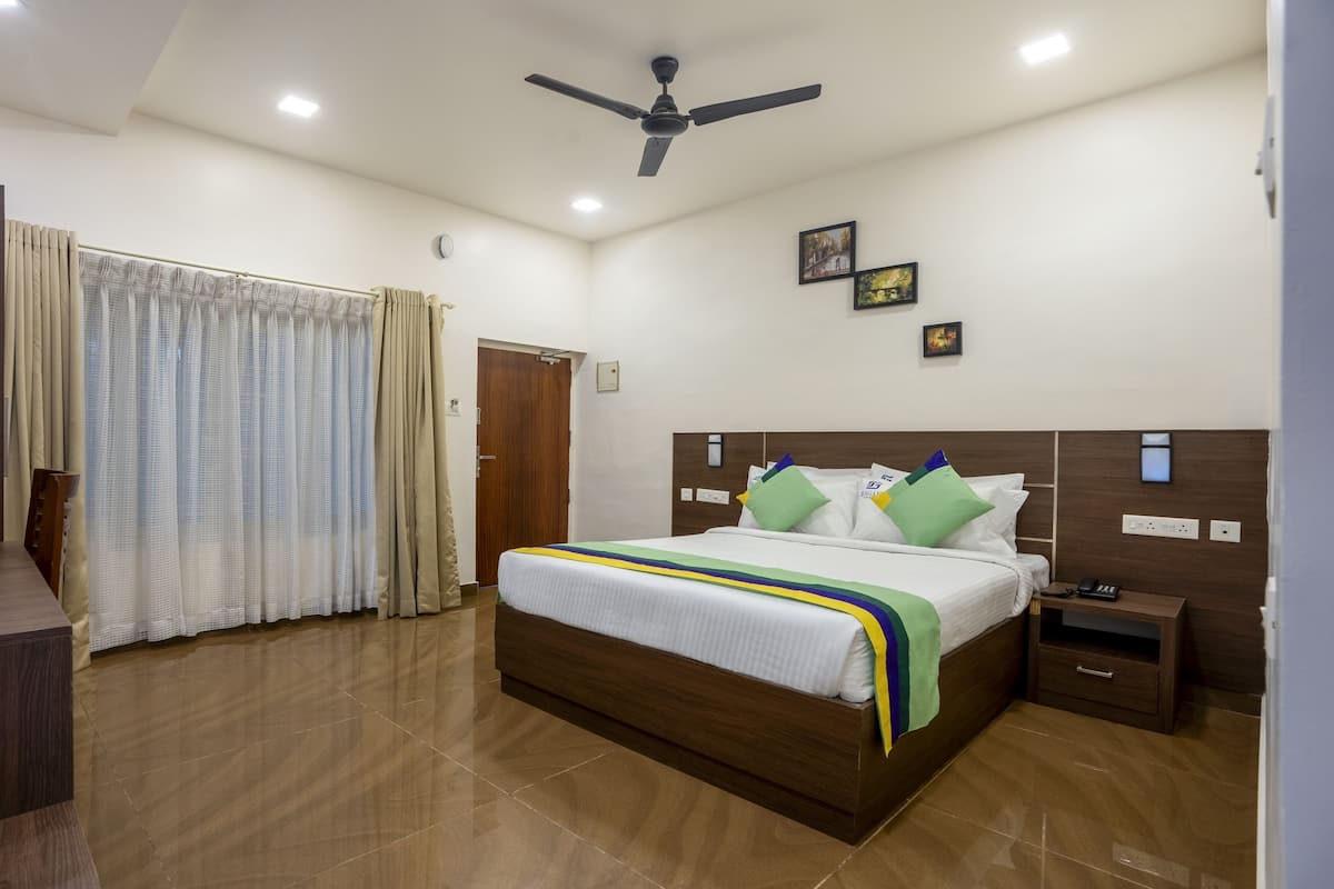 Standard Room | In-room safe, desk, iron/ironing board, bed sheets