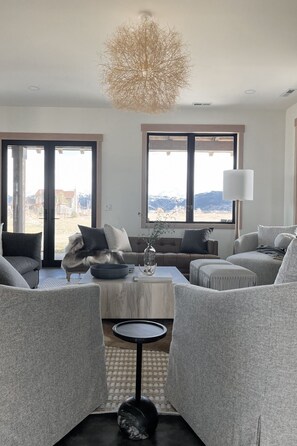 スマートテレビ、暖炉、ステレオ