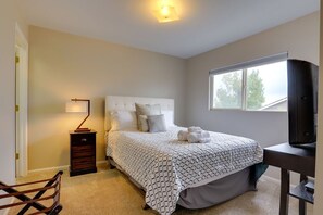 4 bedrooms, iron/ironing board, WiFi, bed sheets - Large family home (Aurora)