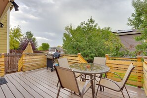 Outdoor dining - Large family home (Aurora)