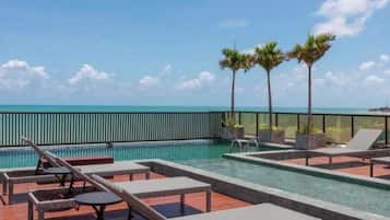 Habitación estándar doble | Piscina | Una piscina al aire libre