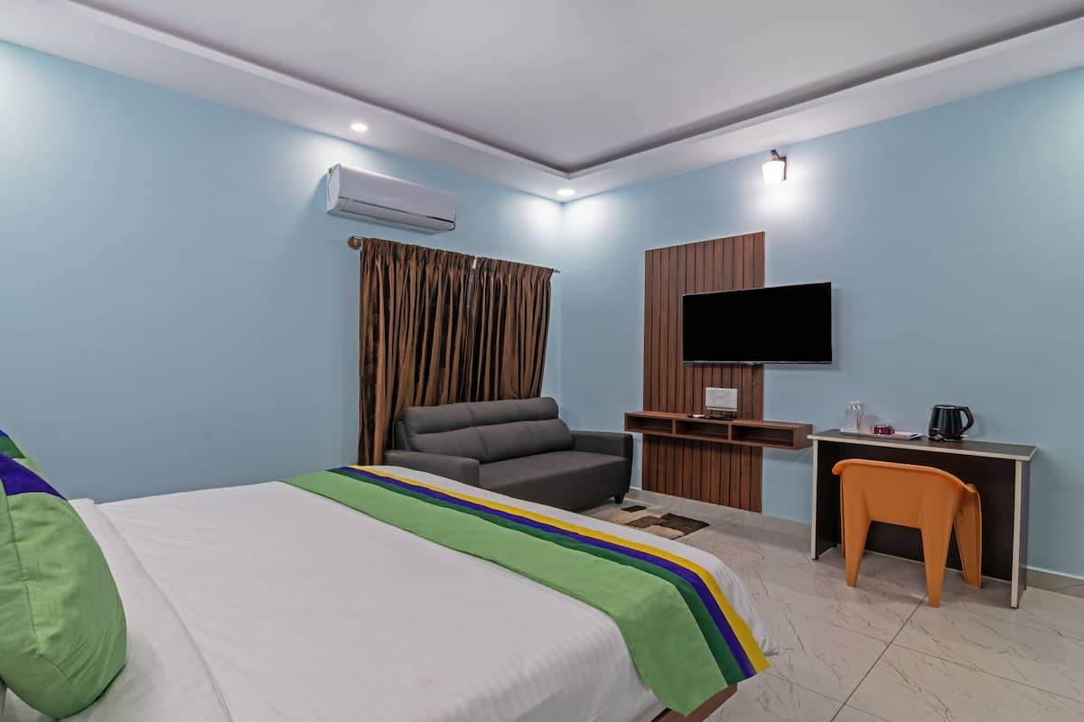 Deluxe Room | In-room safe, desk, bed sheets