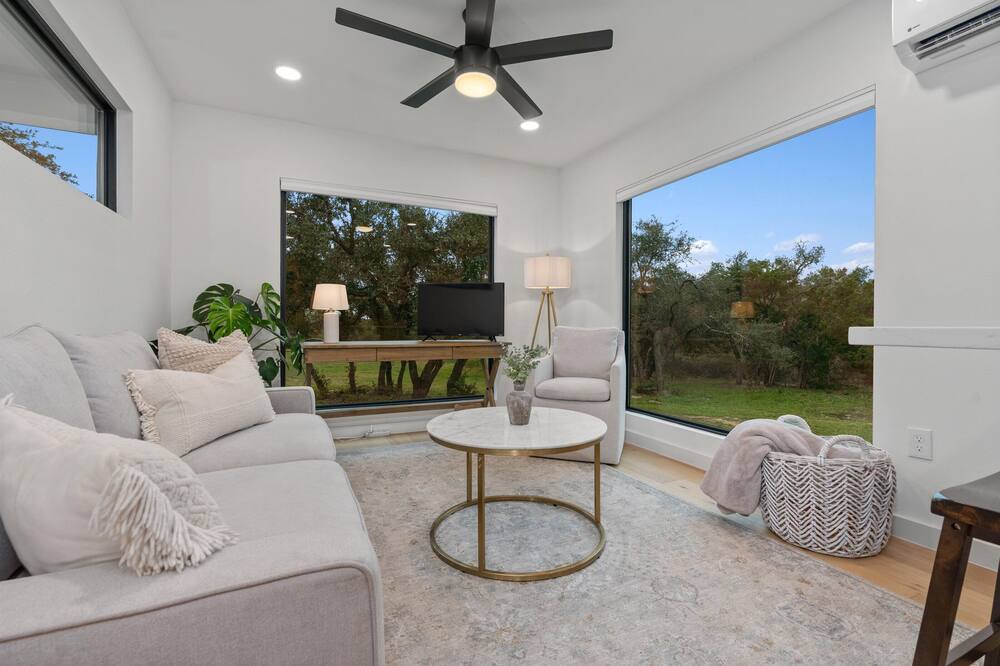 Cozy Casita/ Cottage on 3 acres in the middle of the city! Quiet and Relaxing.
