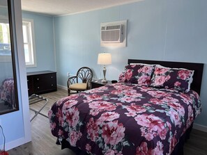 Queen Room | Bed sheets - The Palms Motel (Geneva)