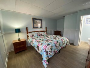 King Room | Bed sheets - The Palms Motel (Geneva)