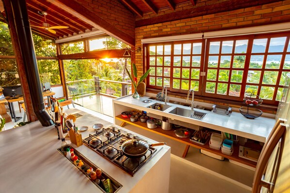 Jääkaappi, mikroaaltouuni, uuni, liesi