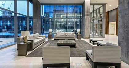 Beautiful high floor condo with view in AAA location