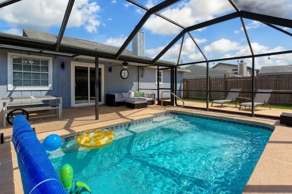 Una piscina al aire libre, una piscina climatizada