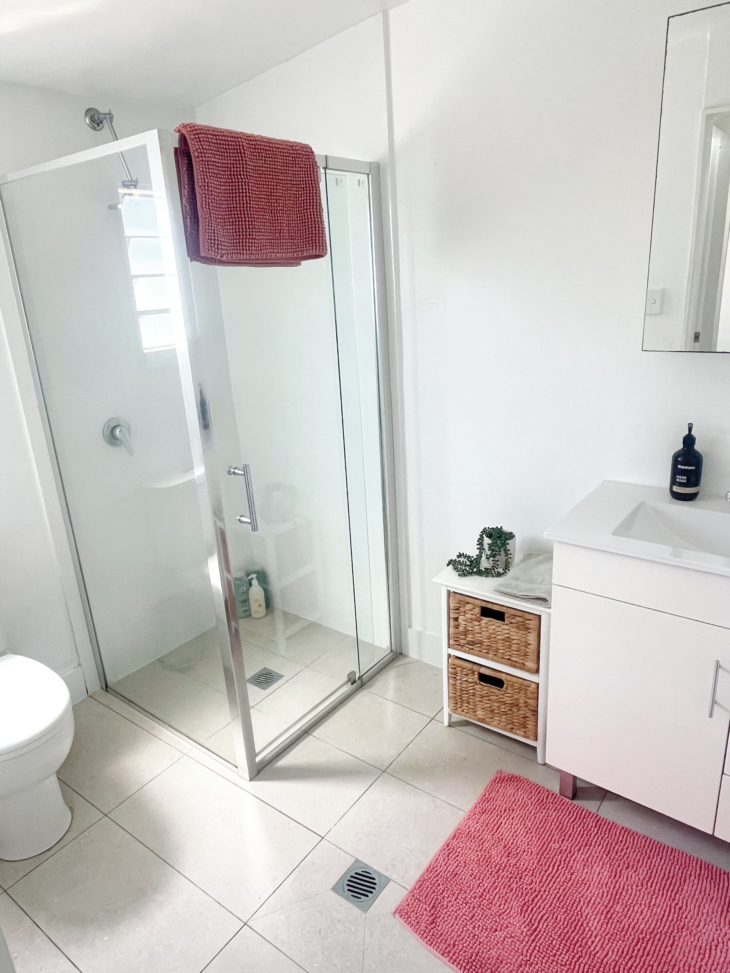 Large 4 bdrm Freshwater House. WALK TO BEACH. Pet friendly. HUGE YARD — image 8