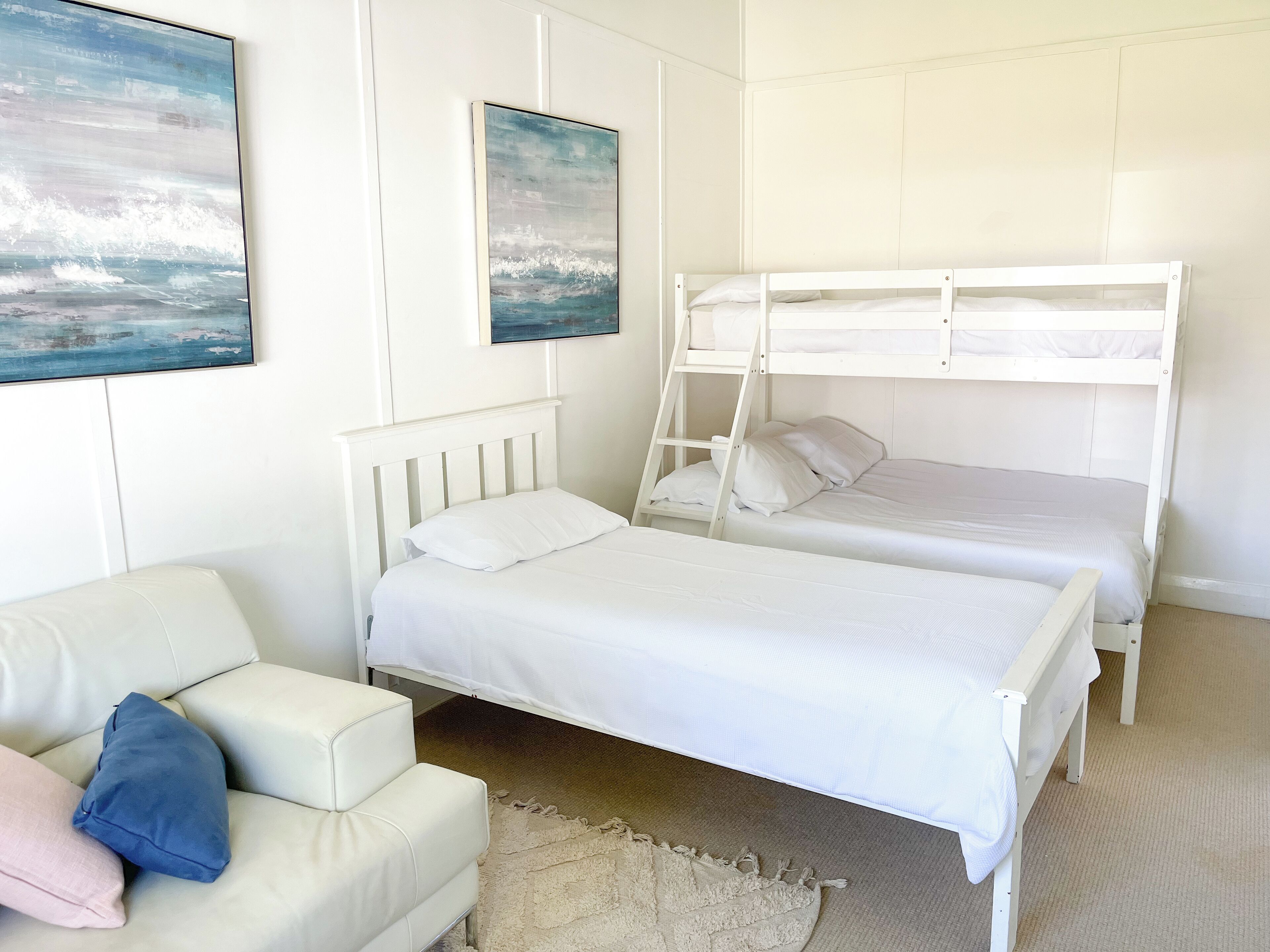 Large 4 bdrm Freshwater House. WALK TO BEACH. Pet friendly. HUGE YARD — image 13