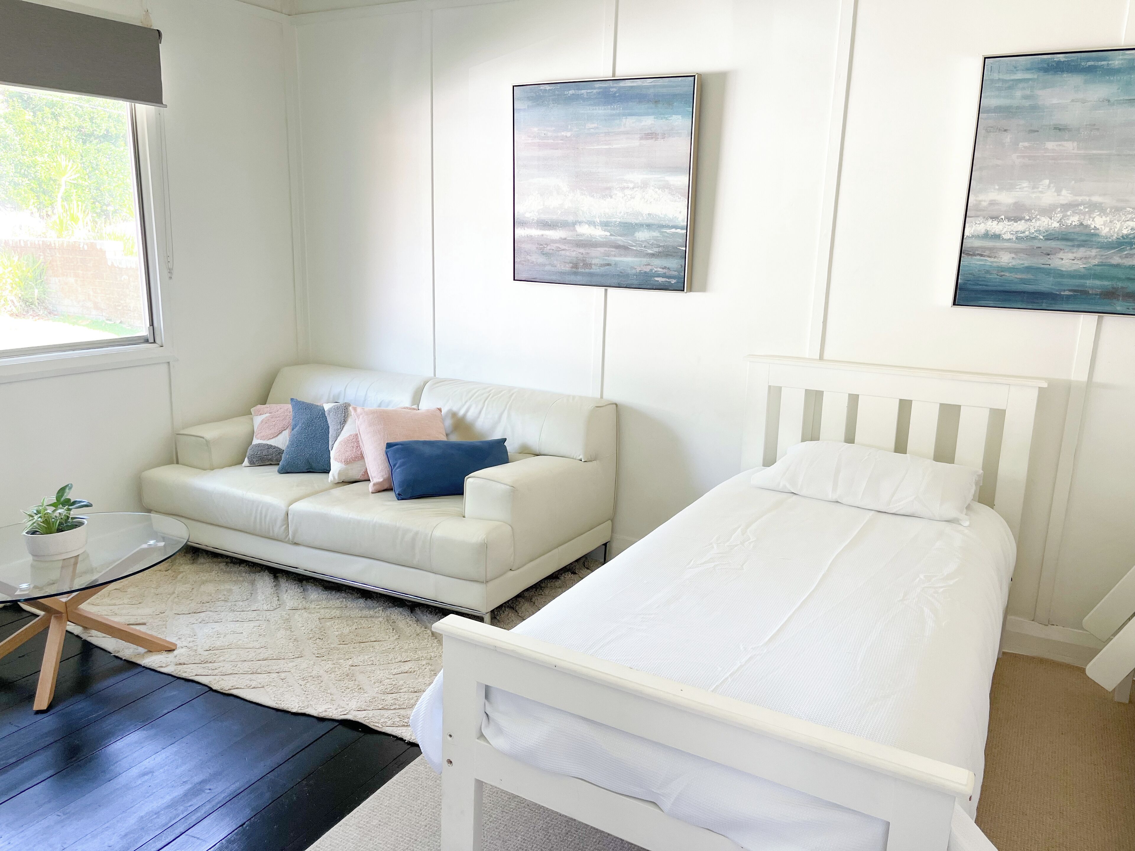 Large 4 bdrm Freshwater House. WALK TO BEACH. Pet friendly. HUGE YARD — image 14