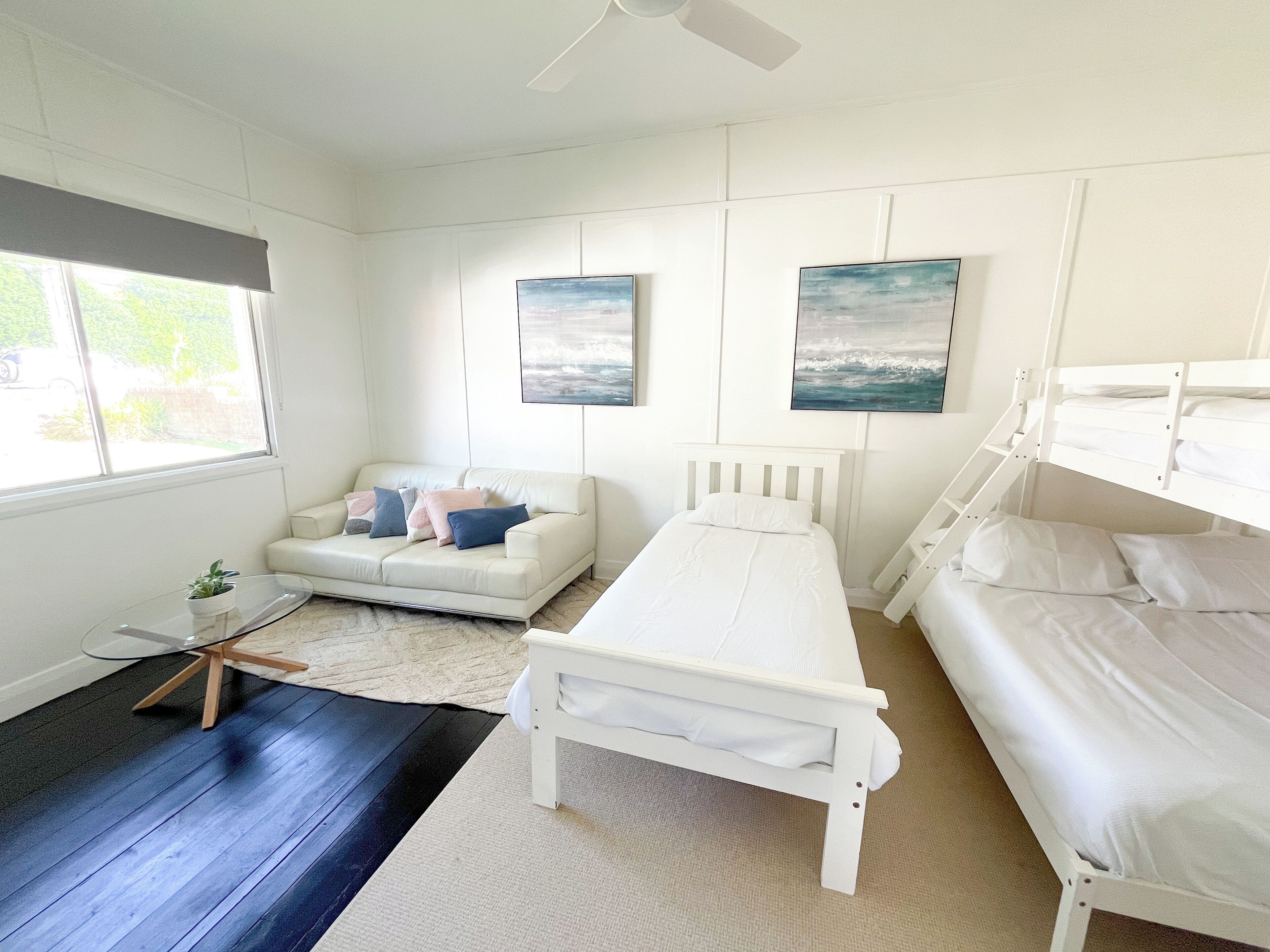 Large 4 bdrm Freshwater House. WALK TO BEACH. Pet friendly. HUGE YARD — image 12