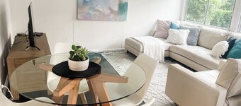 Large 4 bdrm Freshwater House. WALK TO BEACH. Pet friendly. HUGE YARD