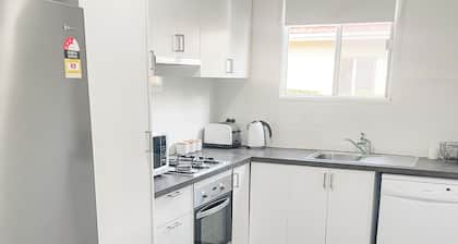 Large 4 bdrm Freshwater House. WALK TO BEACH. Pet friendly. HUGE YARD