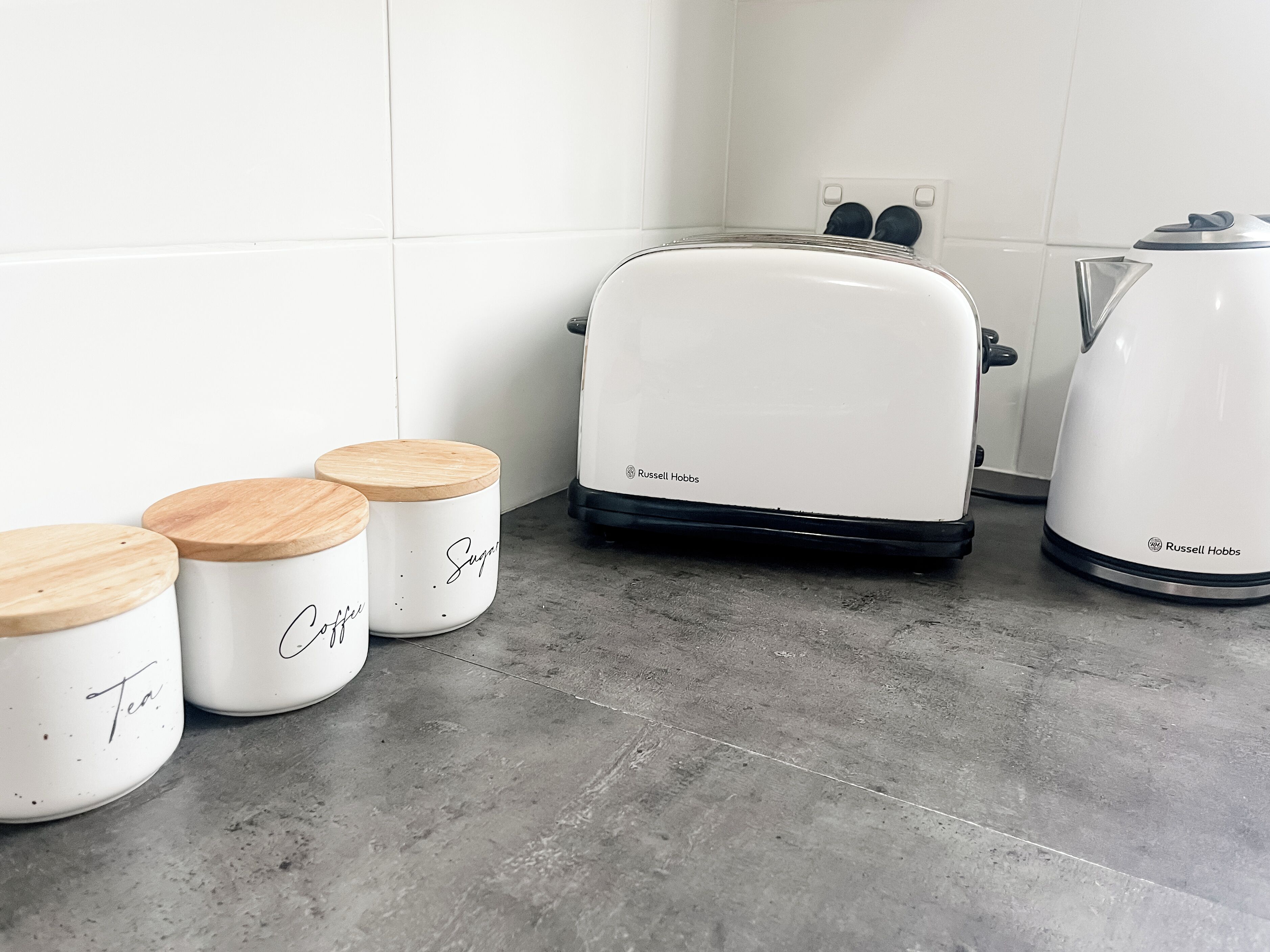 Large 4 bdrm Freshwater House. WALK TO BEACH. Pet friendly. HUGE YARD — image 2