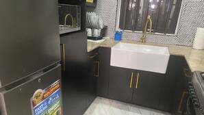 Réfrigérateur, four à micro-ondes, un four, surface de cuisson
