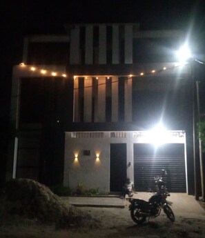 Exterior - HOUSE OF ISAAC: Modern Luxury Home
Sleeps: 06 -
 Bedrooms: 03 -
 Bathrooms: 03 (Lomé)