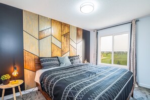 3 makuuhuonetta, työpöytä, silitysrauta/-lauta, vauvan matkasänky