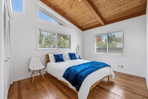 2 bedrooms, in-room safe, desk, iron/ironing board - Designer retreat home near Stanford! Luxury, Gym, Peloton, office,Backyard,BBQ
(Menlo Park)