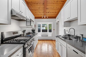 Fridge, microwave, oven, stovetop - Designer retreat home near Stanford! Luxury, Gym, Peloton, office,Backyard,BBQ
(Menlo Park)