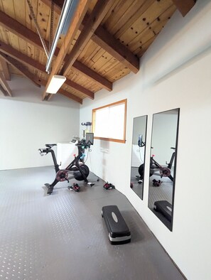 Fitness facility - Designer retreat home near Stanford! Luxury, Gym, Peloton, office,Backyard,BBQ

 (Menlo Park)