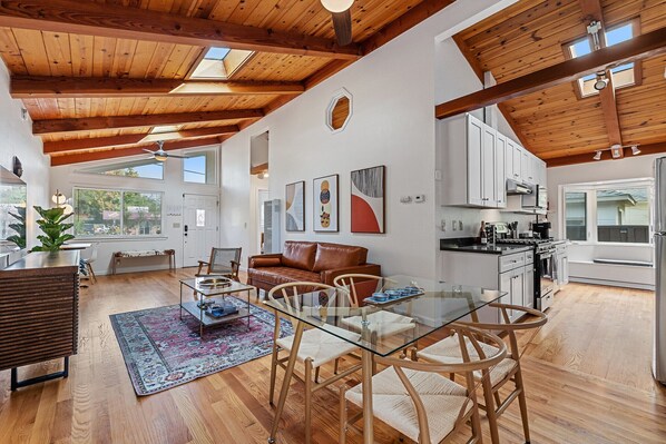 Interior - Designer retreat home near Stanford! Luxury, Gym, Peloton, office,Backyard,BBQ

 (Menlo Park)