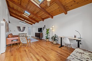 Interior - Designer retreat home near Stanford! Luxury, Gym, Peloton, office,Backyard,BBQ
(Menlo Park)