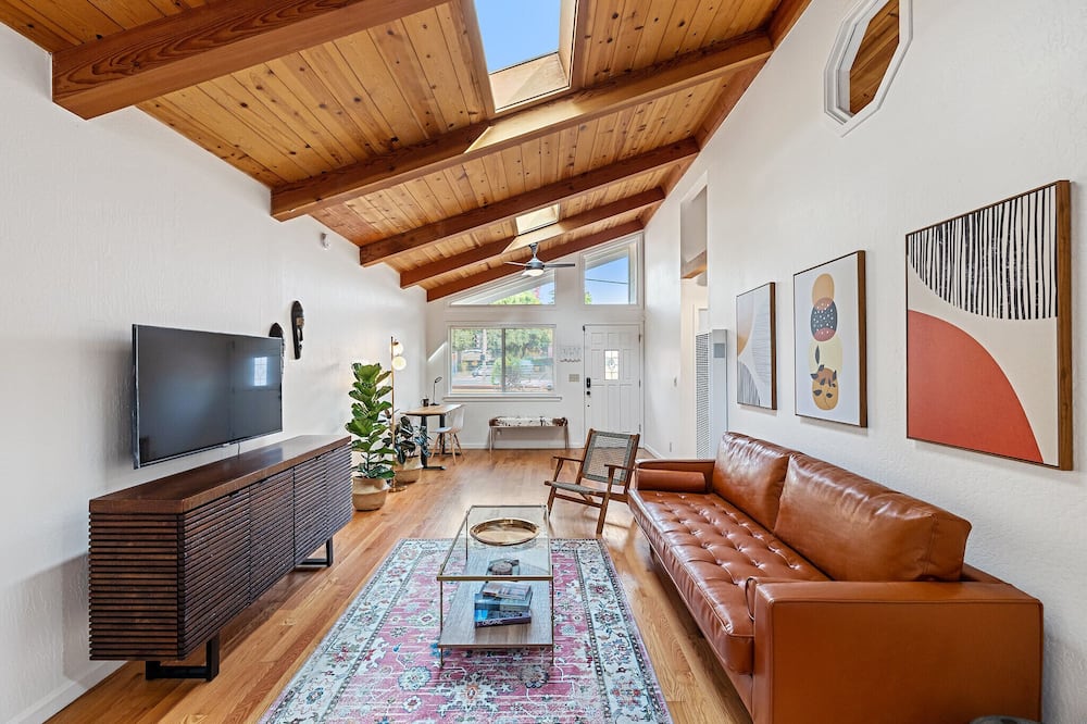 Designer retreat home near Stanford! Luxury, Gym, Peloton, office,Backyard,BBQ\n\n