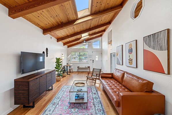 Smart TV, video games, DVD player, books - Designer retreat home near Stanford! Luxury, Gym, Peloton, office,Backyard,BBQ
(Menlo Park)