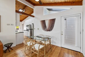 Dining - Designer retreat home near Stanford! Luxury, Gym, Peloton, office,Backyard,BBQ

 (Menlo Park)