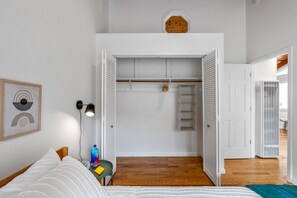 2 bedrooms, in-room safe, desk, iron/ironing board - Designer retreat home near Stanford! Luxury, Gym, Peloton, office,Backyard,BBQ

 (Menlo Park)