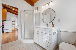 Shower, hair dryer, bidet, towels - Designer retreat home near Stanford! Luxury, Gym, Peloton, office,Backyard,BBQ

 (Menlo Park)