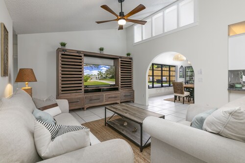 Peaceful and Spacious Pool home in Jensen Beach! RV-Boat Prkg-Fenced Yrd