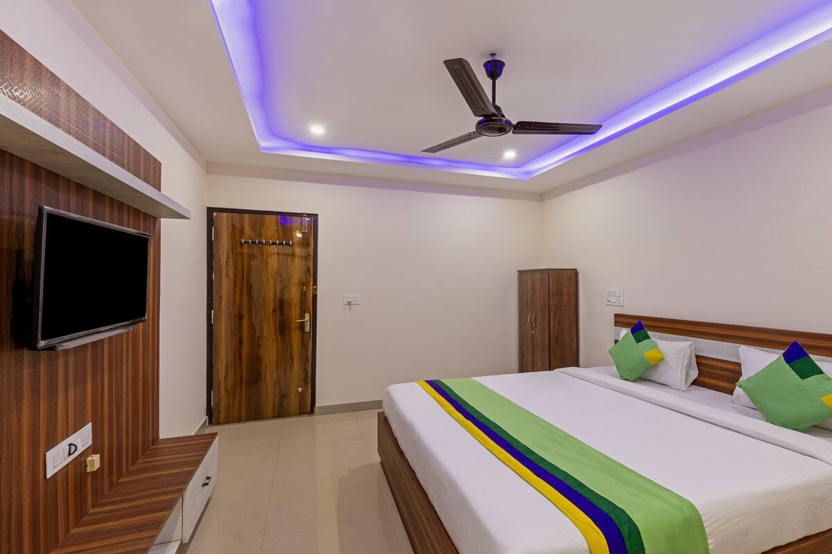 Standard Room with Working Desk | In-room safe, desk, soundproofing, iron/ironing board