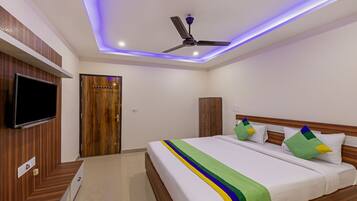 Standard Room with Working Desk | In-room safe, desk, soundproofing, iron/ironing board