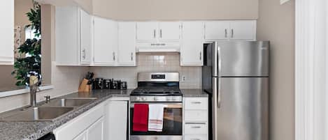 Een koelkast, een microgolfoven, een oven, een kookplaat