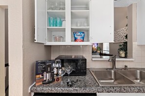 Frigorifero, microonde, forno, piano cottura