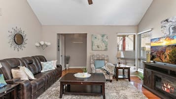 Smart-TV, Kamin, Arbeitsbereiche