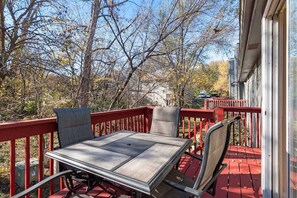 Outdoor dining - Comfortable 3BR, 2BA townhouse in quiet Lenexa suburbs. Two bedrooms on main floor, private downstairs bedroom, and fully stocked kitchen—perfect for families, work trips, or getaways. (Lenexa)