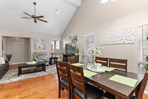 Dining - Comfortable 3BR, 2BA townhouse in quiet Lenexa suburbs. Two bedrooms on main floor, private downstairs bedroom, and fully stocked kitchen—perfect for families, work trips, or getaways. (Lenexa)