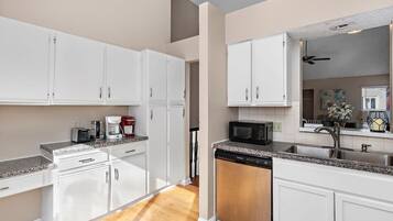 KĂŒhlschrank, Mikrowelle, Ofen, Herdplatte