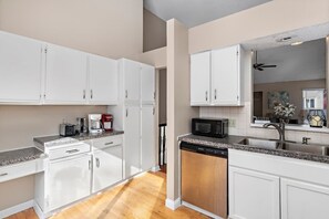 Frigorífic, microones, forn i placa de cuina 