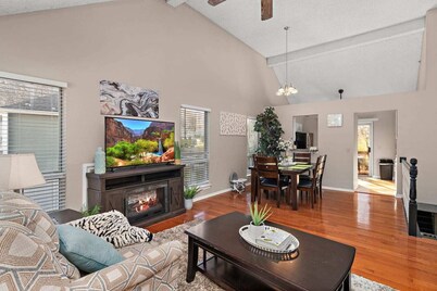 Comfortable 3BR, 2BA townhouse in quiet Lenexa. Pet Friendly!