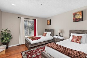 3 bedrooms, in-room safe, desk, iron/ironing board - Comfortable 3BR, 2BA townhouse in quiet Lenexa suburbs. Two bedrooms on main floor, private downstairs bedroom, and fully stocked kitchen—perfect for families, work trips, or getaways. (Lenexa)