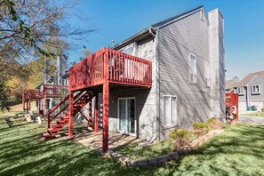 Exterior - Comfortable 3BR, 2BA townhouse in quiet Lenexa suburbs. Two bedrooms on main floor, private downstairs bedroom, and fully stocked kitchen—perfect for families, work trips, or getaways. (Lenexa)