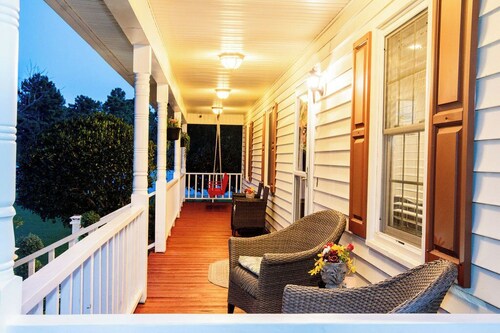 Cozy Country Retreat Ranch Style Home, private hot tub, pet friendly