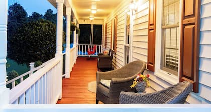 Cozy Country Retreat Ranch Style Home, private hot tub, pet friendly