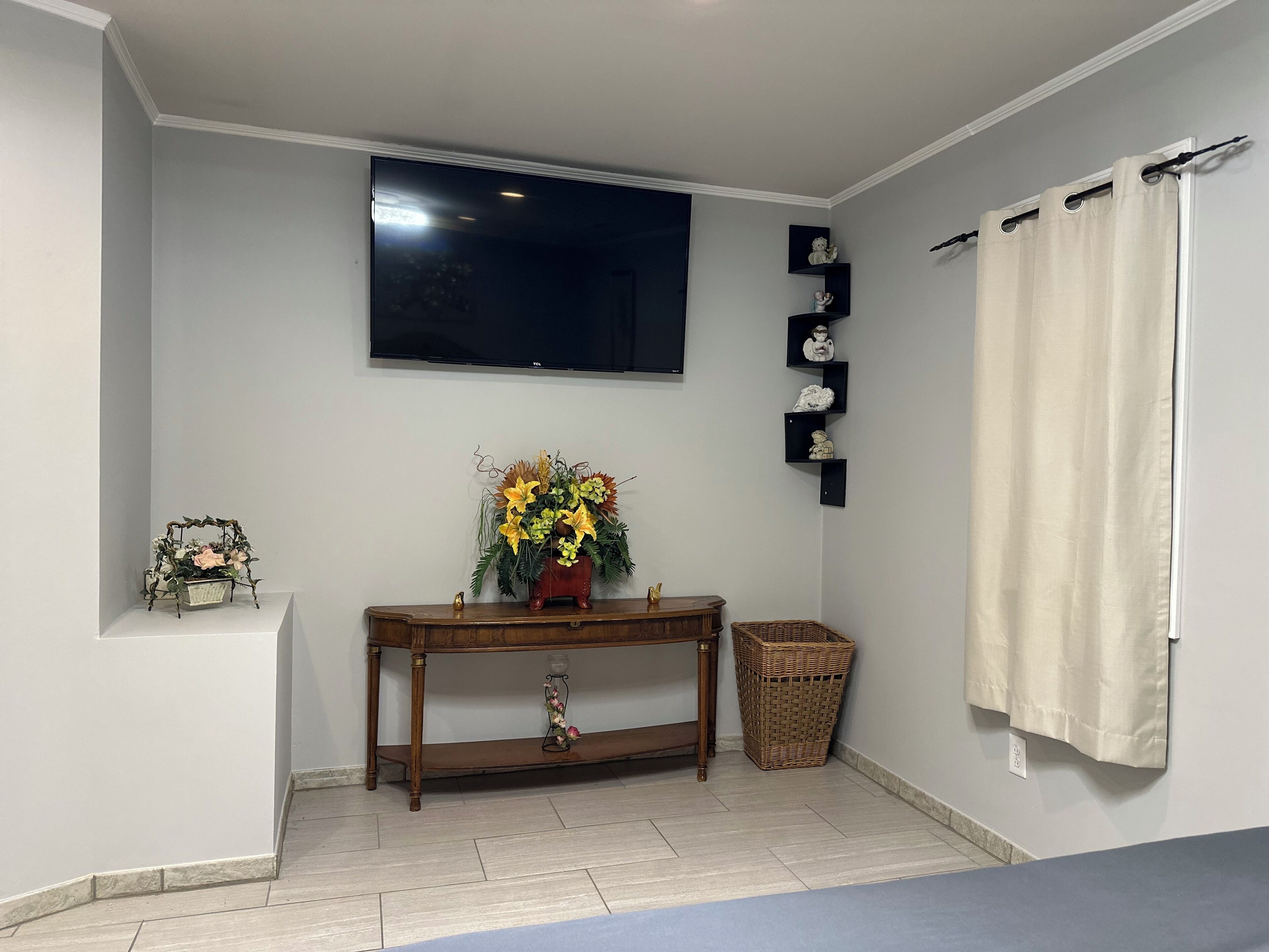 3 bedrooms, desk, iron/ironing board, free WiFi