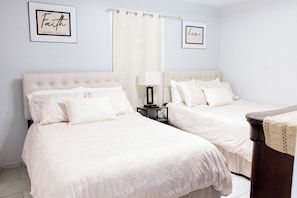 3 bedrooms, desk, iron/ironing board, free WiFi - Cozy Country Retreat Ranch Style Home, private hot tub, pet friendly (Sanford)