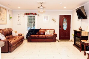 Smart TV, fireplace - Cozy Country Retreat Ranch Style Home, private hot tub, pet friendly (Sanford)